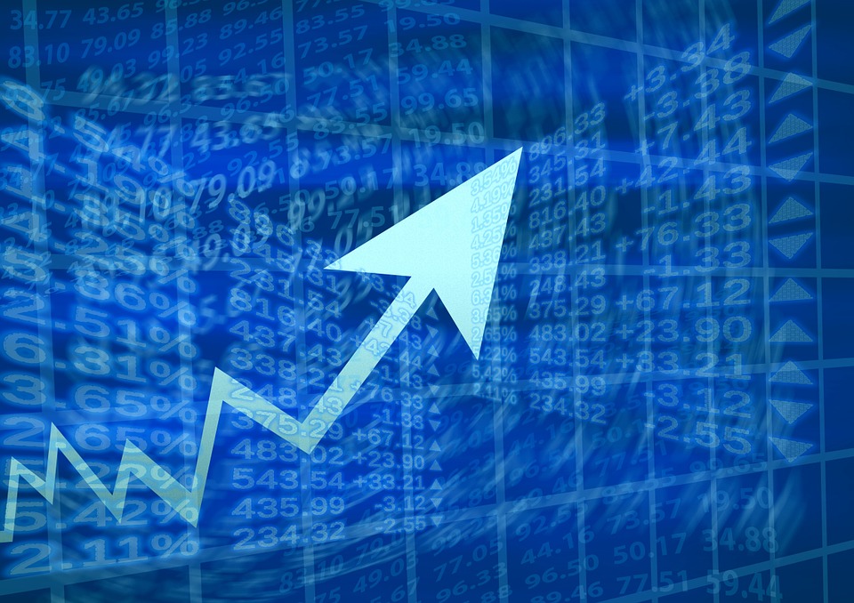 A blue arrow pointing up representing an increase in the p/e ratio.