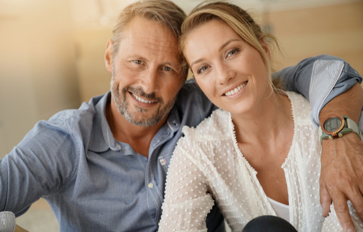 A happy couple after learning how to retire at 40 years old