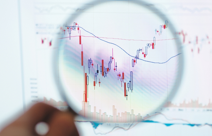 A magnifying glass identifying patterns to swing trade options