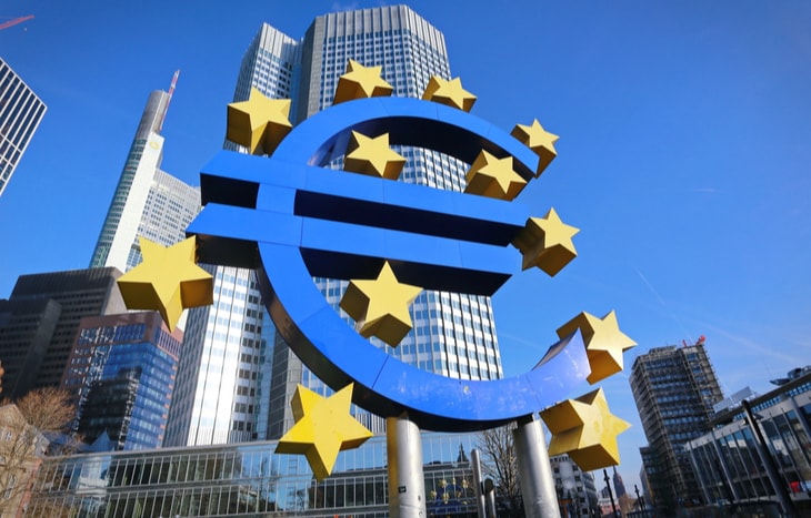 A scultpure of the Euro symbol in front of a tall office building - do you trade european options?