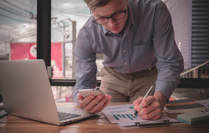 A man looking at the ultimate dividend package review