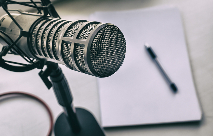 a microphone that the best investing podcasts use